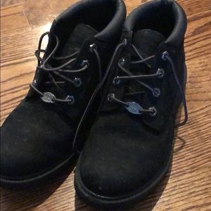 woman’s black timberland boots: chukka boot